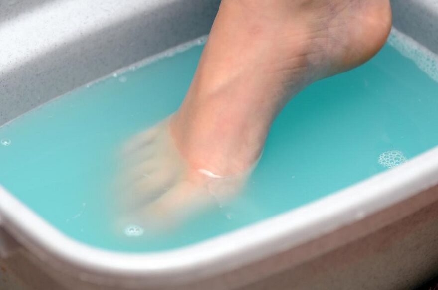 bagno per il trattamento dei funghi dei piedi